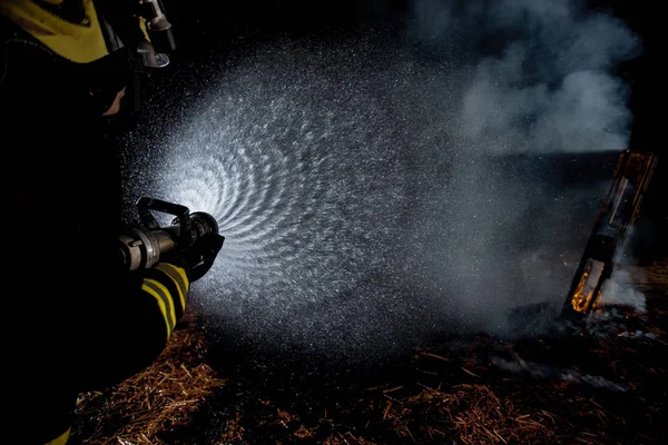 Bomberos en acción —  Fotos de Stock