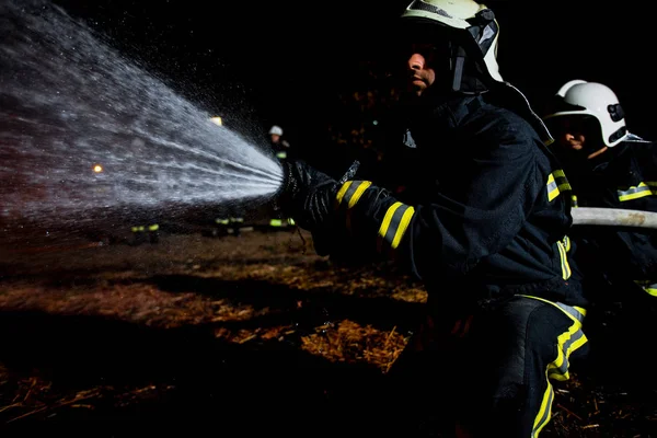 Strażacy tłumiący ogień — Zdjęcie stockowe