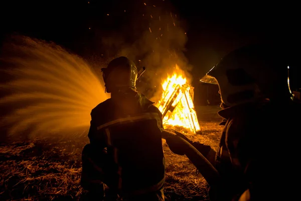 Equipo de lucha contra los incendios en el trabajo —  Fotos de Stock
