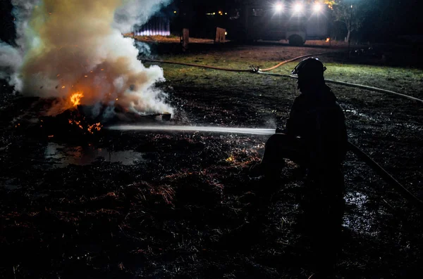 Bombeiros em ação — Fotografia de Stock