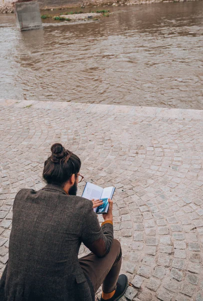 Joven Hipster Moderno Leyendo Libro Pasarela Del Río Ciudad —  Fotos de Stock