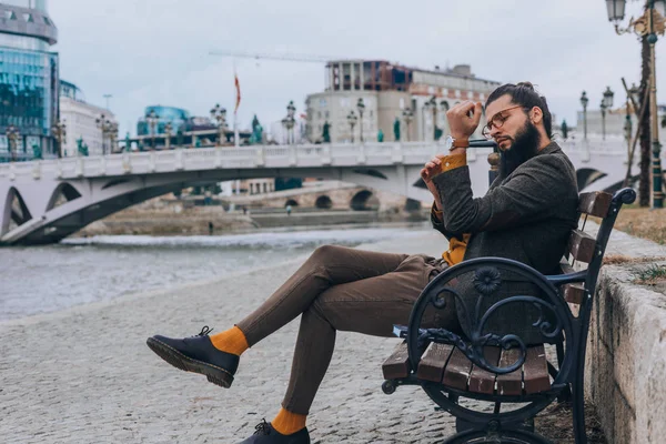 Homem Barbudo Vestindo Roupas Elegantes Sentado Banco Junto Rio — Fotografia de Stock