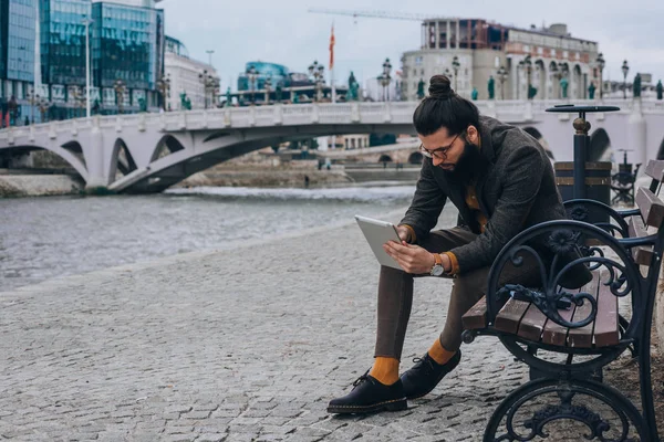 Bärtiger Mann Trägt Modische Kleidung Und Checkt Mails Auf Seinem — Stockfoto