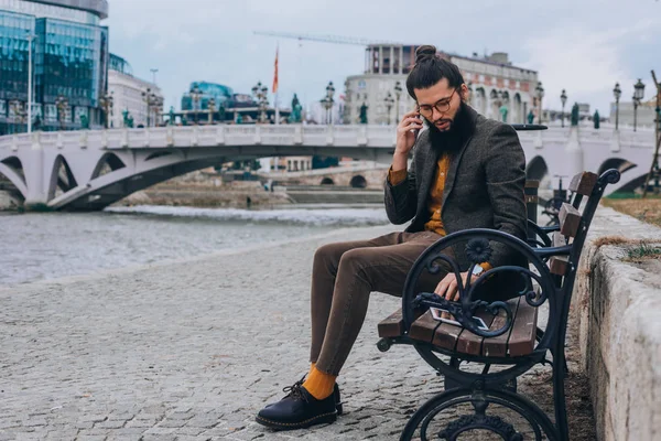 Moderne Hipster Jonge Man Maakt Een Zakelijk Telefoontje Bij Stad — Stockfoto