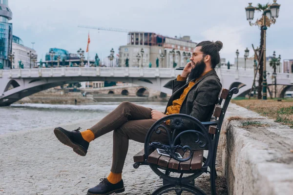 Jovem Empresário Moderno Com Cabelo Comprido Barba Passeio Fluvial — Fotografia de Stock