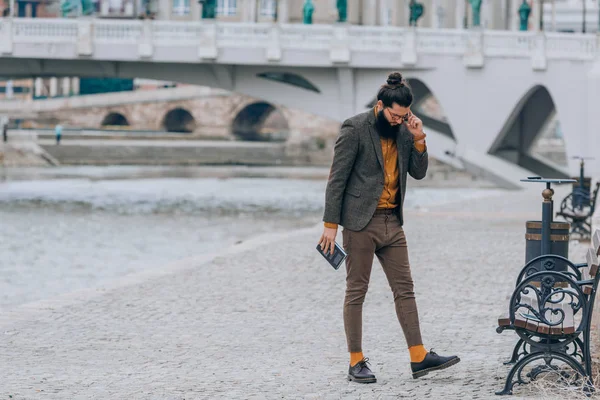 Joven Hombre Hipster Guapo Hablando Teléfono Inteligente Una Pasarela Junto — Foto de Stock