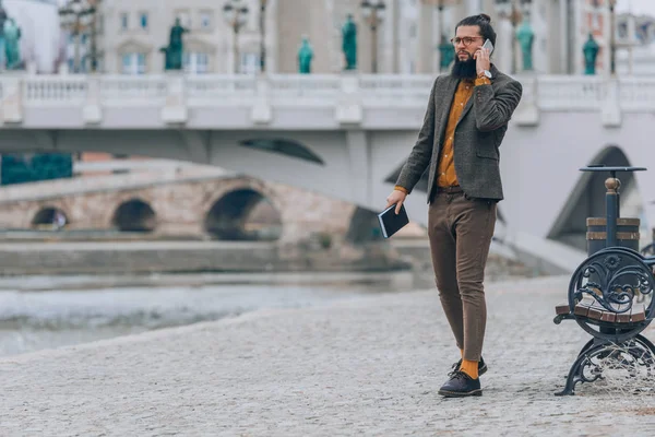 Chic Bel Homme Lors Une Conversation Téléphonique Affaires Rivière Ville — Photo