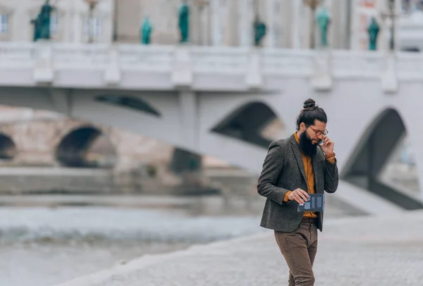 Hipster Von Heute Telefonieren Geschäftlich Stadtfluss — Stockfoto