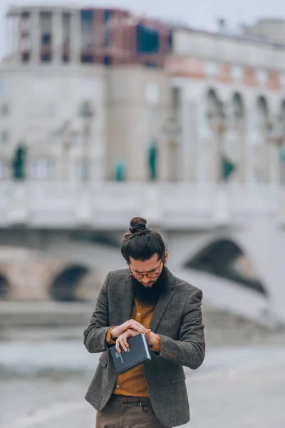 Μοντέρνος Γενειοφόρος Άνδρας Που Ελέγχει Ρολόι Του Στην Άκρη Του — Φωτογραφία Αρχείου