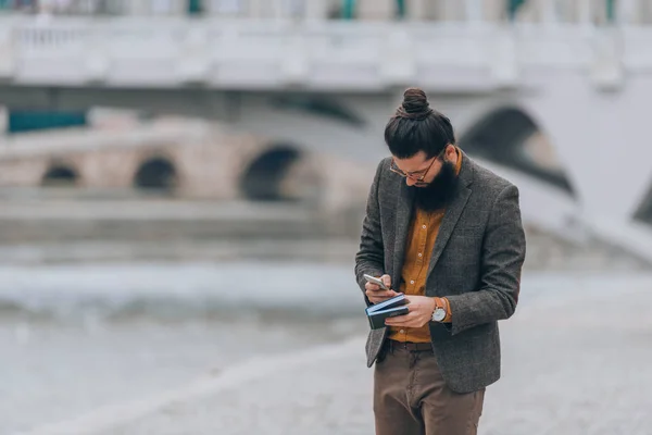 Hipster Homem Vestindo Roupa Moderna Verificando Seu Mail Telefone Inteligente — Fotografia de Stock