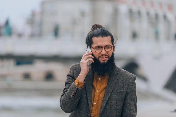 Modische Männer Stylischer Moderner Kleidung Telefonieren Fluss — Stockfoto