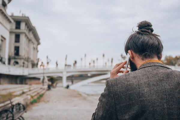 Elegante Hombre Guapo Durante Una Conversación Telefónica Negocios Río Ciudad —  Fotos de Stock