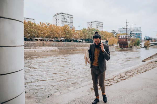 Homme Hipster Élégant Portant Des Vêtements Mode Dans Environnement Urbain — Photo