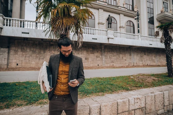 Hipster Hombre Vistiendo Atuendo Moderno Revisando Correo Electrónico Teléfono Inteligente —  Fotos de Stock