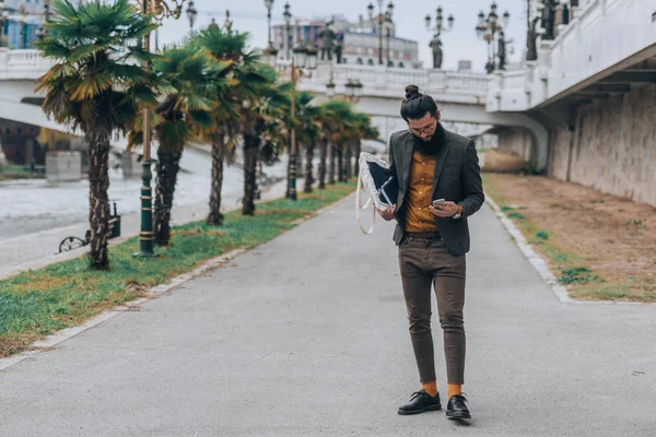 Stijlvolle Knappe Man Tijdens Een Zakelijk Telefoongesprek Aan Rivier Stad — Stockfoto