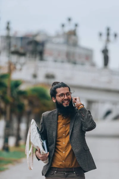 Stilvoller Hipster Mann Trendiger Kleidung Urbaner Umgebung Beim Mobilen Gespräch — Stockfoto