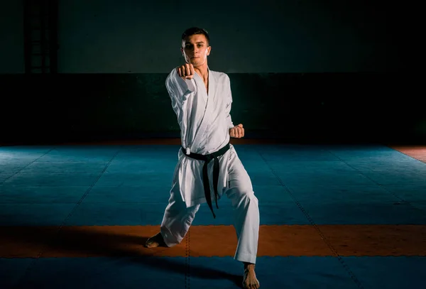 Karate Vechtsport Fighter Kijkt Naar Camera Geïsoleerd Donkere Achtergrond — Stockfoto