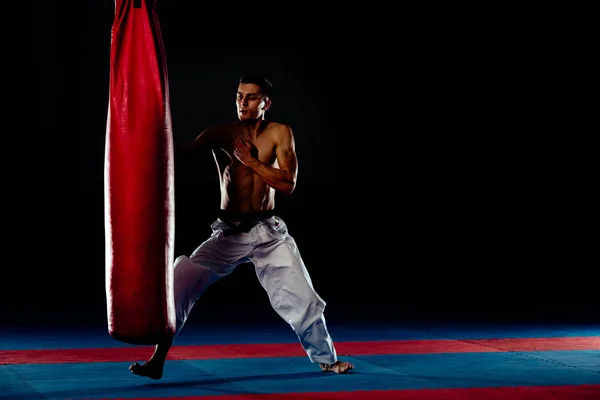 Bonito Shirtless Boxer Treinamento Com Saco Perfuração Fundo Preto — Fotografia de Stock