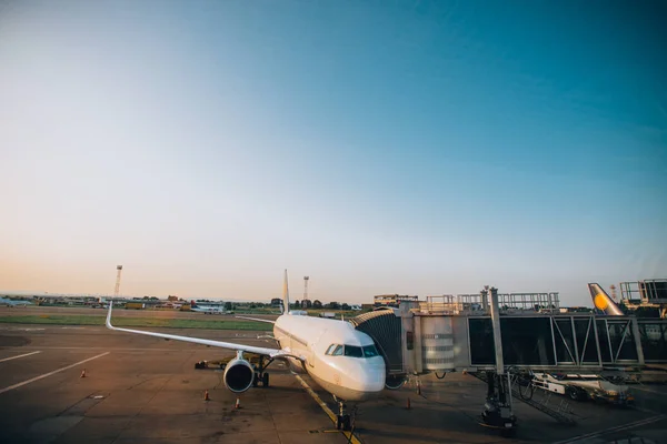 Flygplan på flygplatsen — Stockfoto