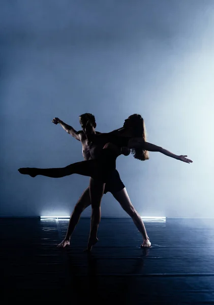 优雅的现代芭蕾舞演员在演播室里跳舞 — 图库照片