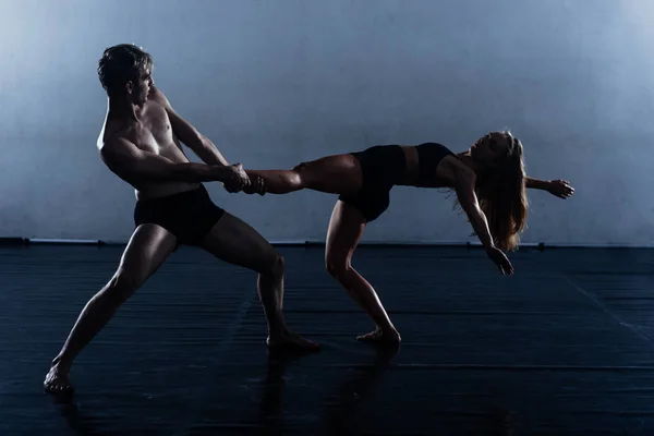 Elegantes Artistas Esbeltos Mallas Bailando Estudio —  Fotos de Stock