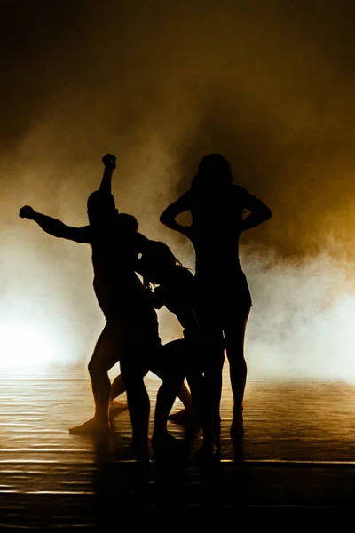 Grupo Hombres Mujeres Hermosos Practicando Ballet Moderno —  Fotos de Stock