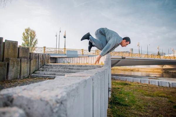 Hombre deportivo en acción mientras salta por encima de los obstáculos —  Fotos de Stock