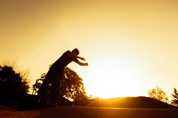 Athletic Guy Preparing Front Flip City Skatepark — Stock Photo, Image