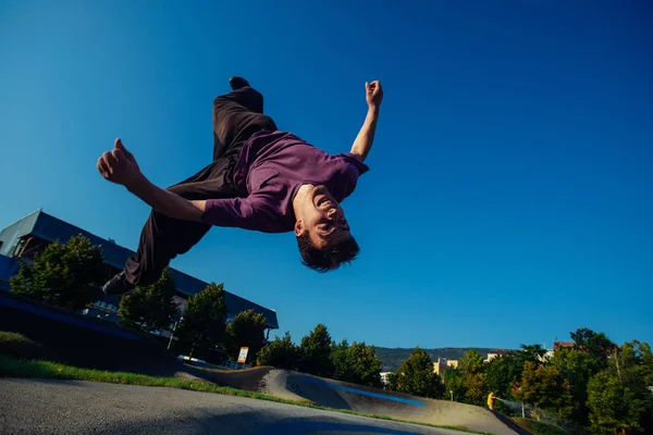 Young Fit Man Flying Air While Performing Side Flip Salto — Stok fotoğraf