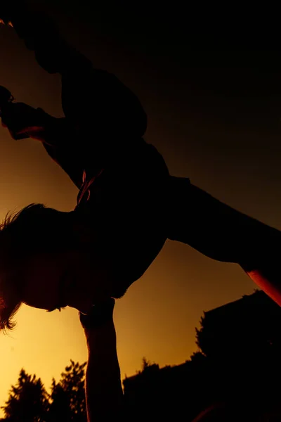 Parkour Bewegungen Eines Akrobaten Auf Dem Örtlichen Skaterplatz — Stockfoto