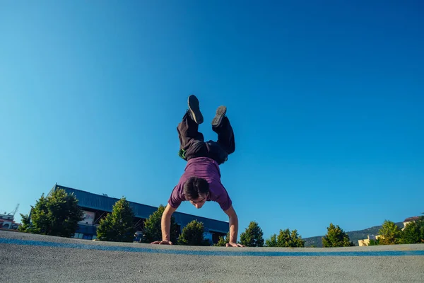 Akrobatyczny Mężczyzna Wykonujący Ruchy Parkour Gimnastyczne Skateparku — Zdjęcie stockowe