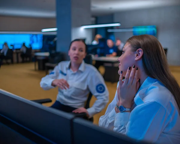 Feche Foto Uma Agente Feminina Segurança Monitorando Cctv Escritório Principal — Fotografia de Stock