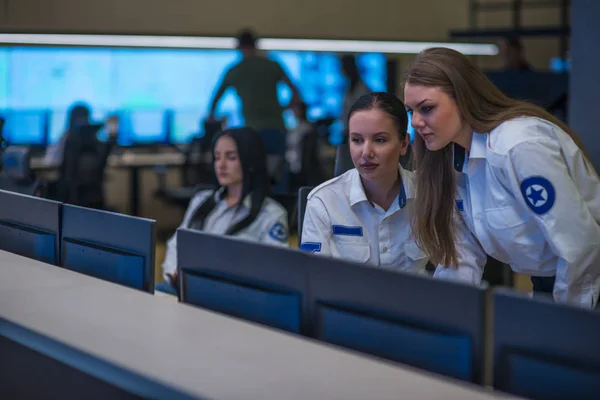 Guardia Sicurezza Controlla Moderne Telecamere Sorveglianza Una Stanza Sorveglianza Guardie — Foto Stock