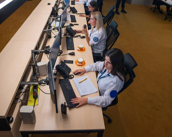 Gardes Sécurité Féminins Travaillant Sur Des Ordinateurs Assis Dans Salle — Photo