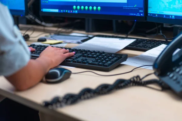 Cerrar Foto Operador Centro Datos Seguridad Agente Escribiendo Teclado Mientras —  Fotos de Stock