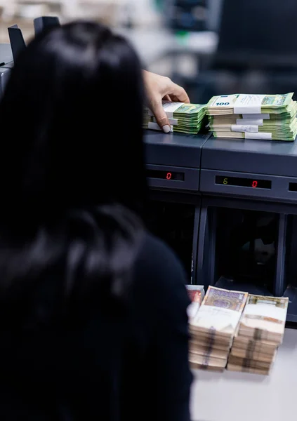 Buchhalter sortiert das gezählte Geld in Gruppen — Stockfoto