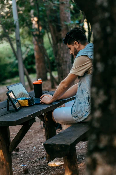Ein Junger Freiberufler Mit Einem Laptop Während Der Schönen Natur — Stockfoto