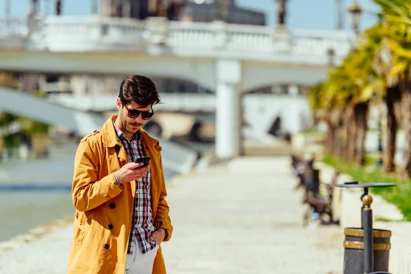 Moderno Uomo Affari Con Cappotto Giallo Parlando Cellulare Passerella — Foto Stock
