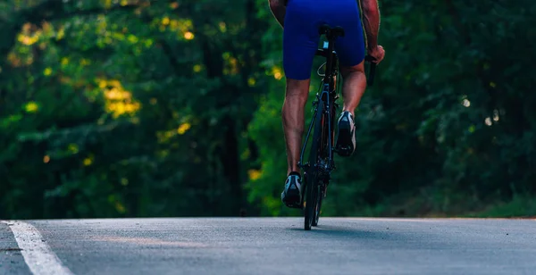 Profesionální maraton cyklista nosí všechny své bezpečnostní vybavení zbavit — Stock fotografie