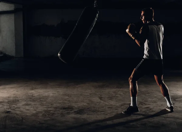 Mladý Muž Boxerských Rukavicích Bojovník Připraven Boji Box Cvičení Svaly — Stock fotografie