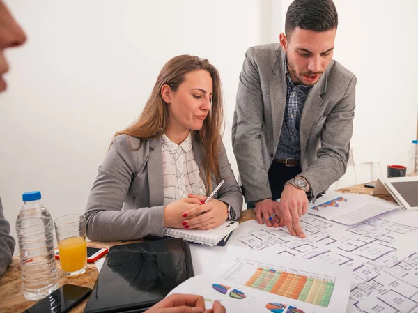 Negocios masculinos y femeninos sentados en una mesa de negocios buscando —  Fotos de Stock