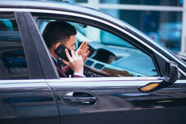 Homem Negócios Sério Está Tendo Uma Conversa Seu Telefone Enquanto — Fotografia de Stock