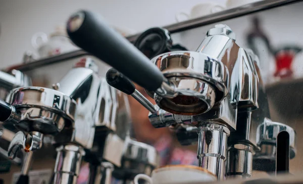 Process för att göra varmt kaffe från kaffebryggare — Stockfoto