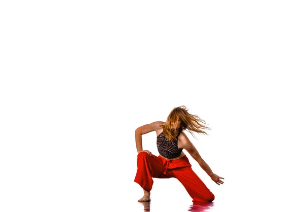 白い背景にモダンダンスヒップホップを踊る若い美しい運動女性 — ストック写真