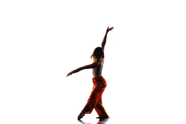 Künstlerische Tanzbewegungen Eines Athletischen Kaukasischen Mädchens — Stockfoto