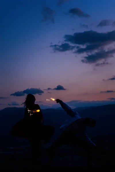 Casal Sensual Realizando Uma Dança Artística Emocional Contemporânea Com Fogos — Fotografia de Stock