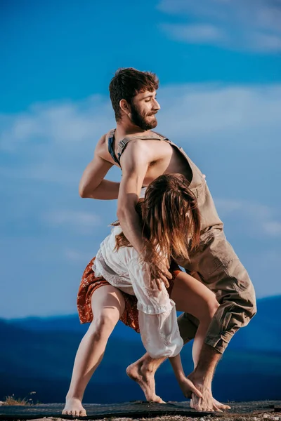 Pareja Feliz Bailando Juntos Aire Libre Caucásico Hombre Caucásico Mujer — Foto de Stock