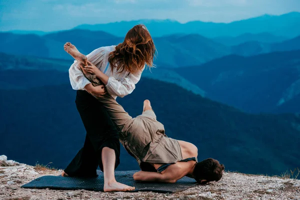 夏休み 関係と日付概念 山のピーク時に踊る笑顔のカップル — ストック写真