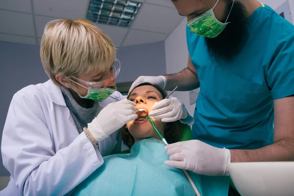 Profissionais Dentistas Masculinos Femininos Examinando Dentes Mulher Consultório Odontológico — Fotografia de Stock