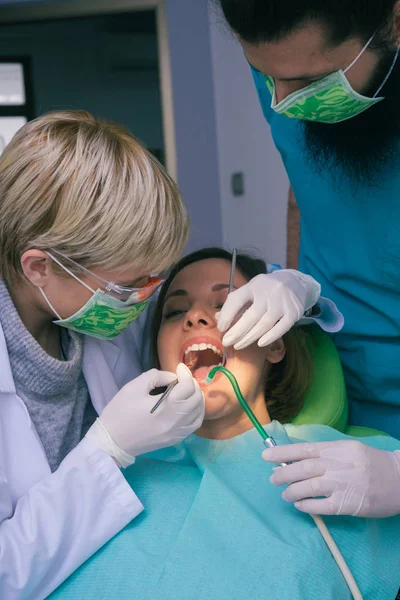 Odontólogos Profesionales Masculinos Femeninos Examinando Los Dientes Mujer Consultorio Dental —  Fotos de Stock